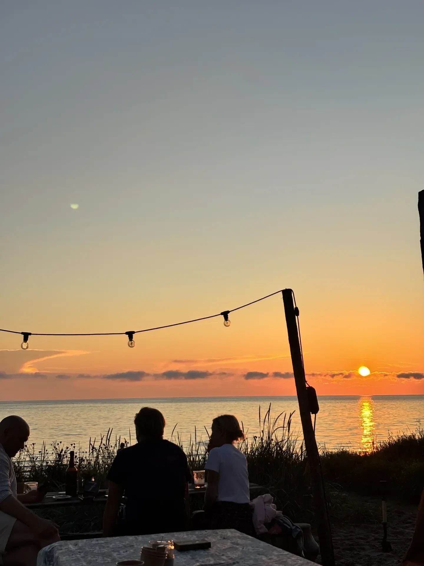 Middag utomhus vid solnedgången